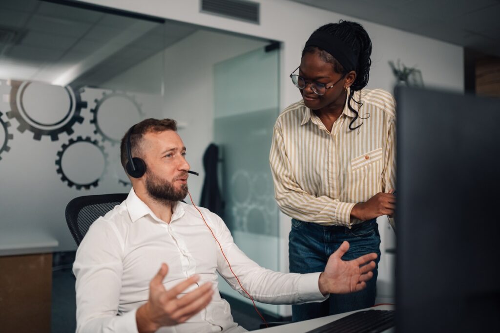 customer-service-representatives-working-together