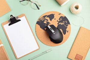 un bureau avec un bloc note et un tapis de souris avec les continents