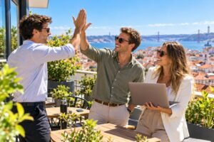 Jeunes collègues se tapant dans la main sur une terrasse de bureau à Lisbonne, expérience à l'étranger